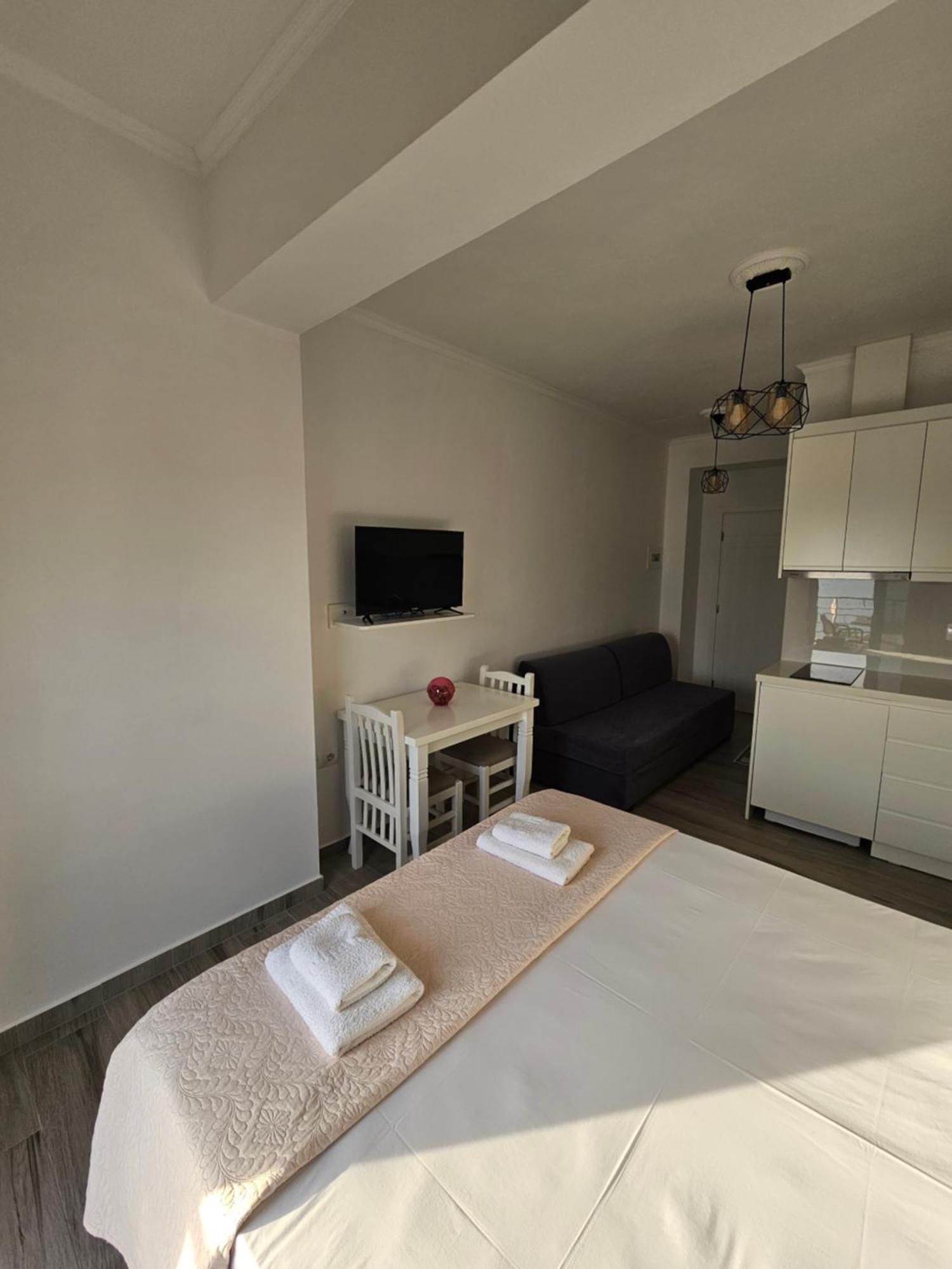 Nora'S Guesthouse Sarande Bagian luar foto