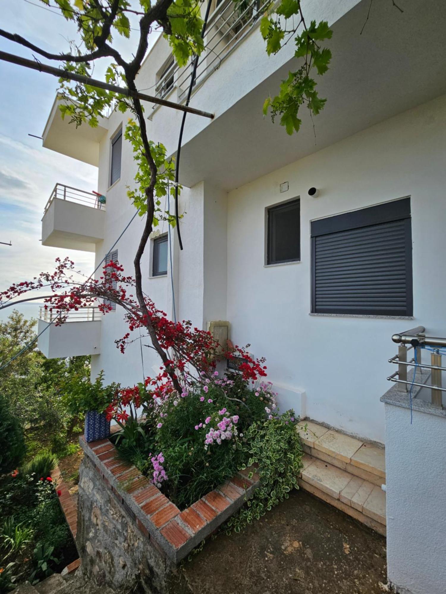 Nora'S Guesthouse Sarande Bagian luar foto