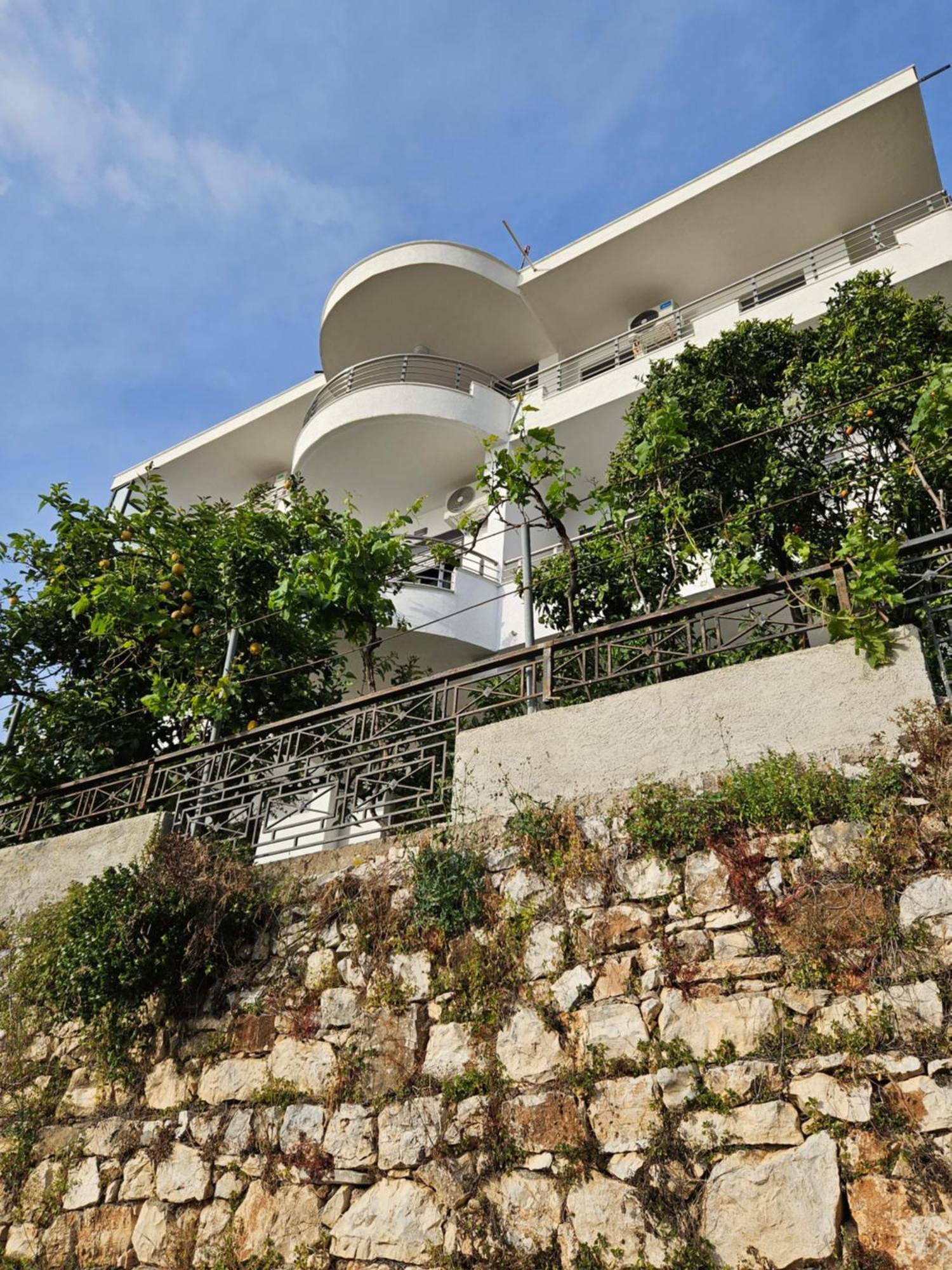 Nora'S Guesthouse Sarande Bagian luar foto